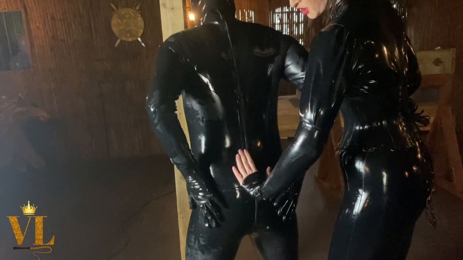 Vivienne l'Amour - MAKING EVERYTHING SHINY - LATEX FETISH